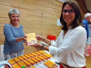 Birgit Hummler (links) übergibt Rita Schwarzelühr-Sutter eine signierte Ausgabe ihres Buches (Foto: privat)